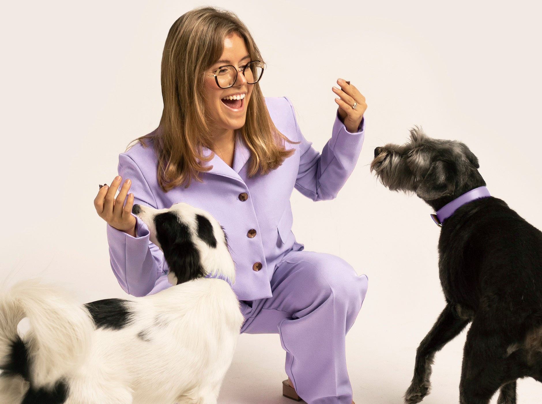 Woman with lilac suit with two dogs